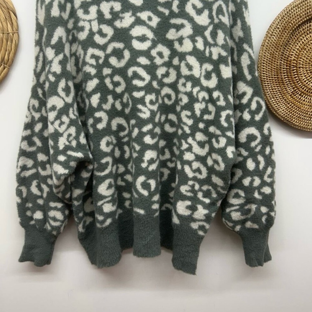 Aerie Green White Animal Leopard Print Soft Fuzzy Knit Oversized Sweater XL - Picture 2 of 3